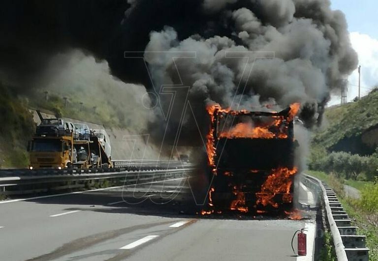 Autobus in fiamme sull’autostrada, salvi per miracolo gli occupanti (FOTO/VIDEO)
