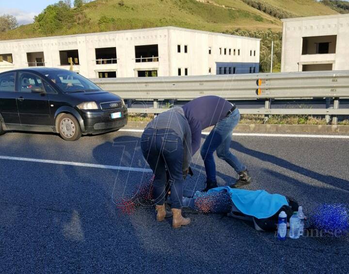 Cade dalla moto in corsa lungo l’autostrada, ventenne trasportata in ospedale a Vibo