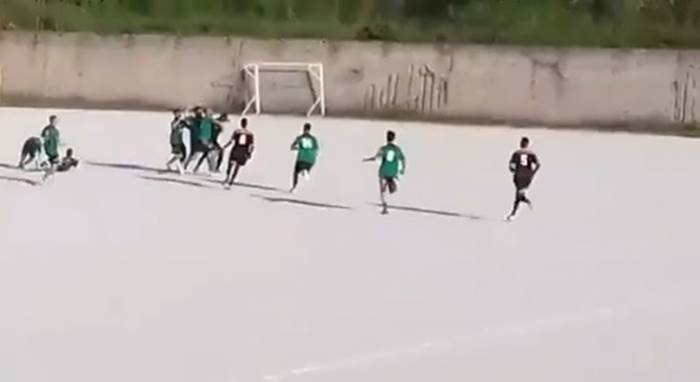 Rissa in campo a Parghelia, tre calciatori in ospedale (VIDEO)