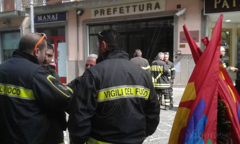 VIDEO | “Stop al precariato”, la protesta dei Vigili del fuoco sbarca a Vibo Valentia