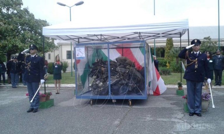 La “memoria in marcia”, commozione a Vibo davanti all’auto della scorta di Falcone (FOTO)