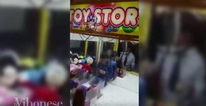 Panico al centro commerciale, bimbo intrappolato nella macchinetta “pesca palloni” (VIDEO)