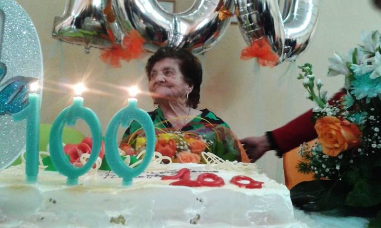 Auguri a nonna Rosaria, cento anni dedicati alla famiglia (VIDEO)