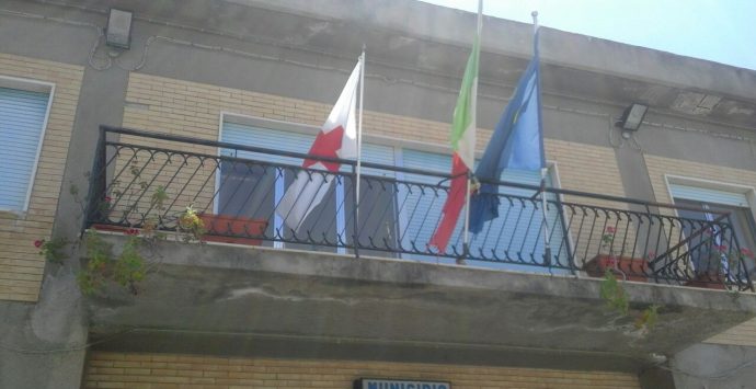 La bandiera della Croce Rossa nella sede del municipio di Briatico