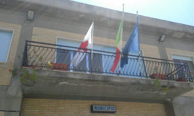 La bandiera della Croce Rossa nella sede del municipio di Briatico