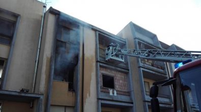 Incendio in appartamento a Pernocari, condomini salvati dai Vigili del fuoco