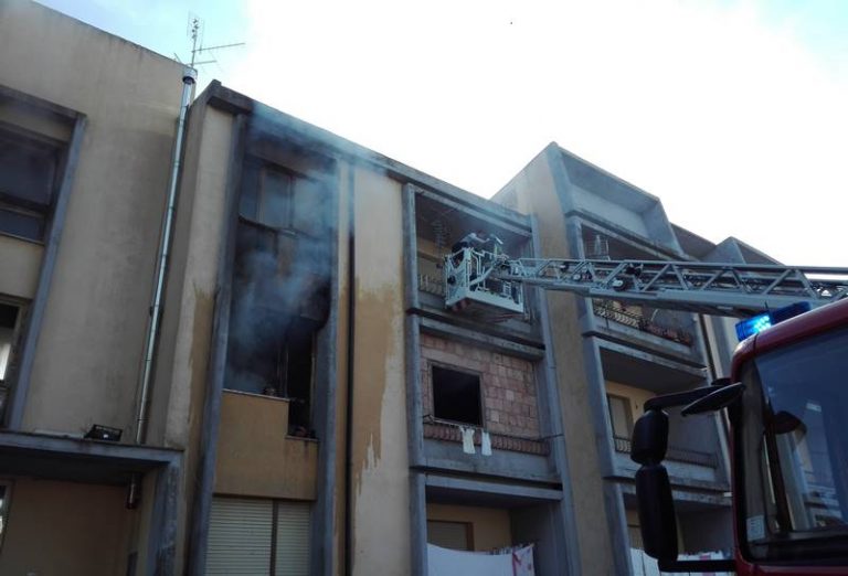 Incendio in appartamento a Pernocari, condomini salvati dai Vigili del fuoco