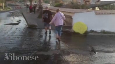VIDEO | Si rompe una conduttura, il lungomare di Tropea invaso dai liquami