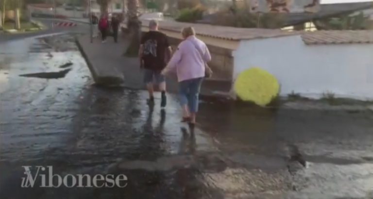 VIDEO | Si rompe una conduttura, il lungomare di Tropea invaso dai liquami