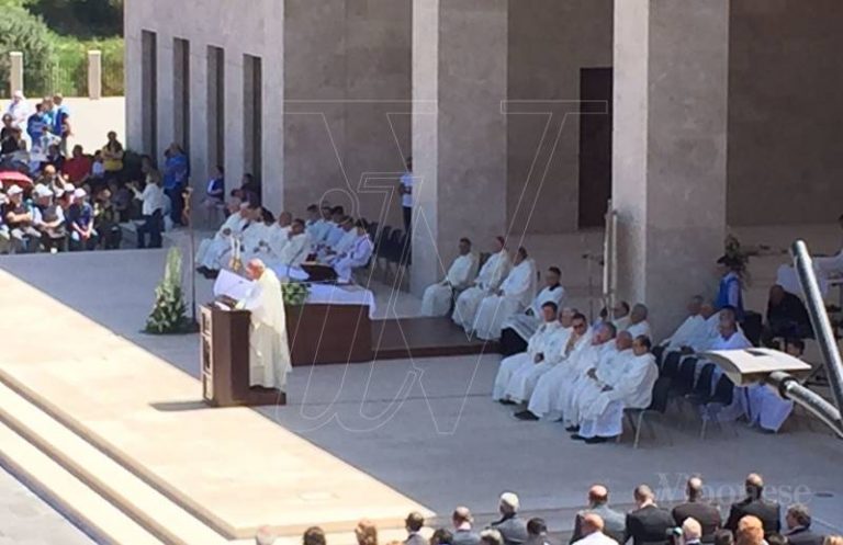 Beatificazione di Natuzza, monsignor Renzo gela i fedeli: «Permangono perplessità, bisogna avere pazienza»