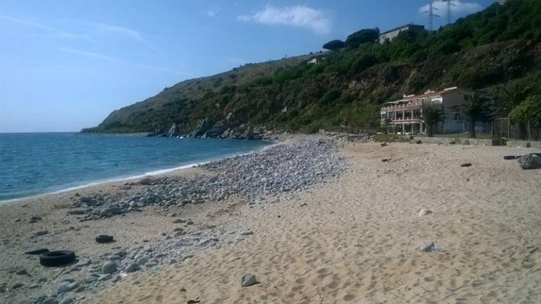 Nicotera Marina, rinvenuto un cadavere sulla spiaggia. Ancora nessuna certezza sulla sua identità