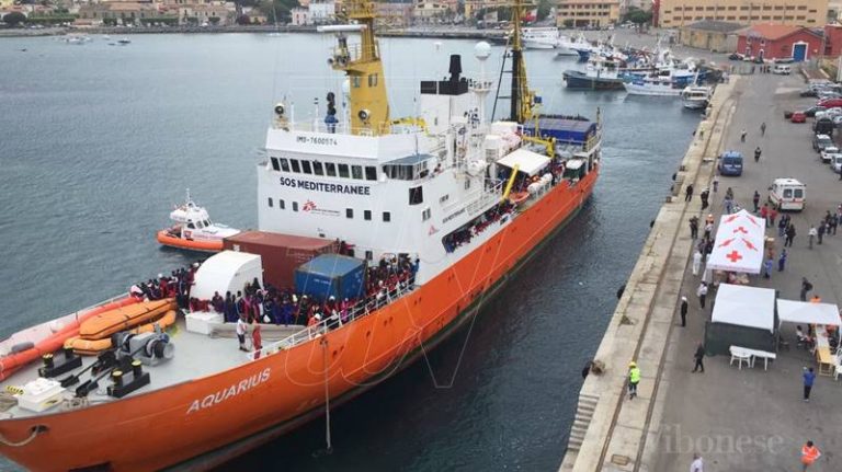 Migranti, la nave Aquarius in porto a Vibo Marina con 560 persone (FOTO/VIDEO)
