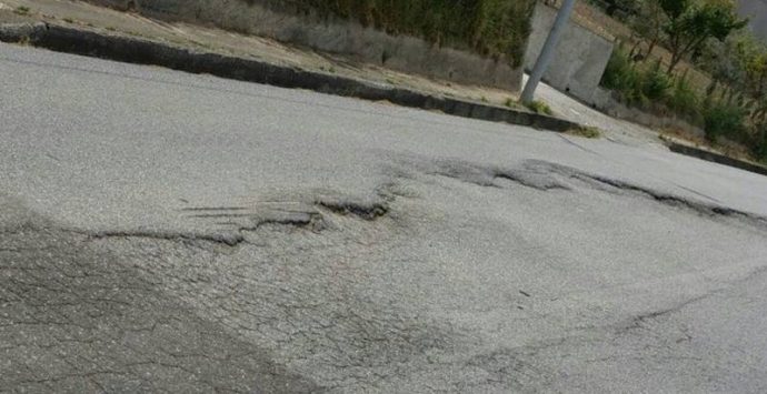 Triparni, strada provinciale a rischio crollo. Fratelli d’Italia: «Frazione abbandonata al suo destino»