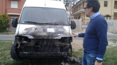 Gli bruciano il furgone ma l’imprenditore non cede: «Resto e resisto» (VIDEO)