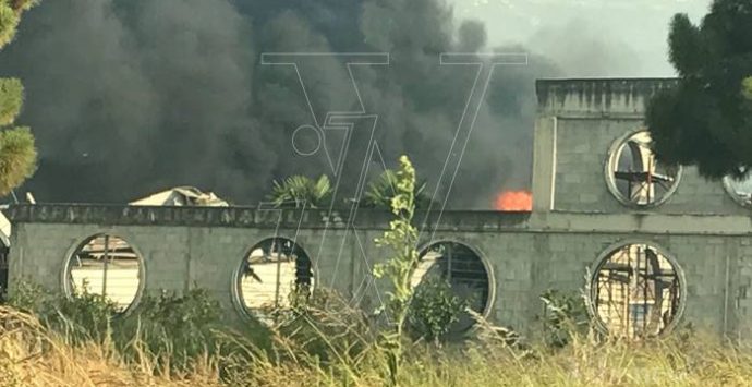 Il fuoco non dà tregua al Vibonese: in fiamme l’area industriale di Porto Salvo (FOTO/VIDEO)