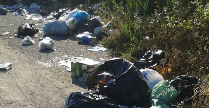 Abbandono rifiuti a Vibo Marina, una piaga che non accenna a diminuire