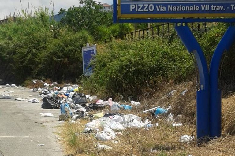 IL COMMENTO | Vibo Marina, i rifiuti abbandonati e le figuracce “internazionali”
