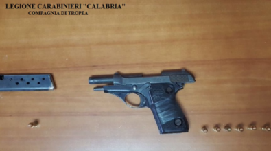 Getta pistola dalla finestra nel corso di una perquisizione, un arresto a Nicotera