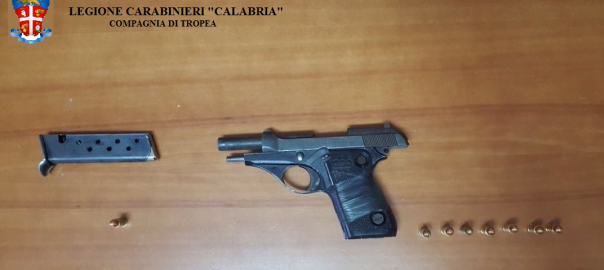 Getta pistola dalla finestra nel corso di una perquisizione, un arresto a Nicotera