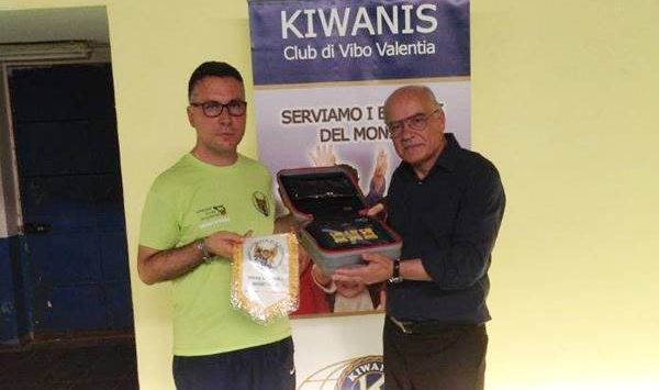 Pizzo, il Kiwanis club dona un defibrillatore al palazzetto dello sport