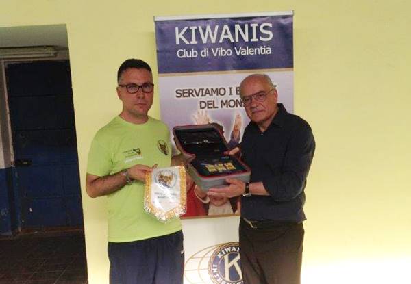 Pizzo, il Kiwanis club dona un defibrillatore al palazzetto dello sport