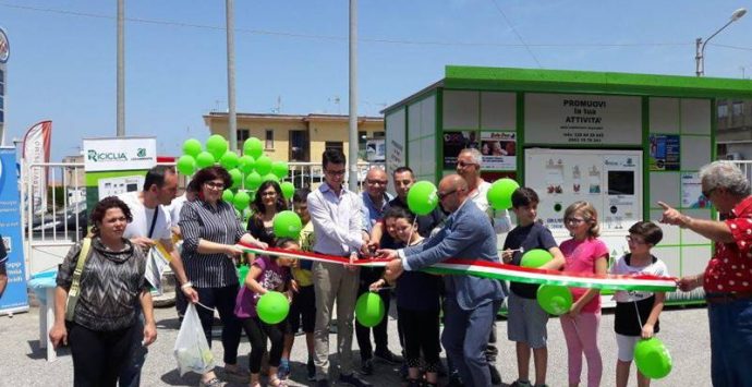 Pizzo, inaugurato il “Riciclia point” che trasforma i rifiuti in buoni sconto