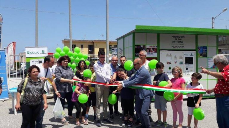 Pizzo, inaugurato il “Riciclia point” che trasforma i rifiuti in buoni sconto