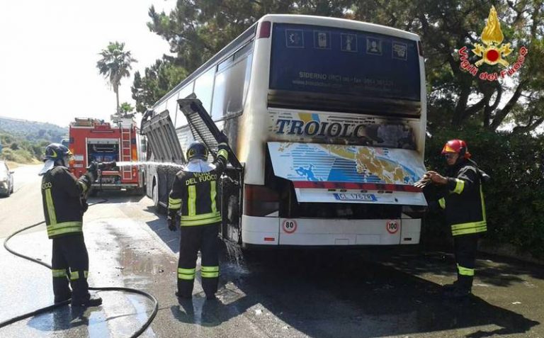 Bus di turisti cechi in fiamme nel Vibonese, provvidenziale l’intervento dei Vigili del fuoco (FOTO)