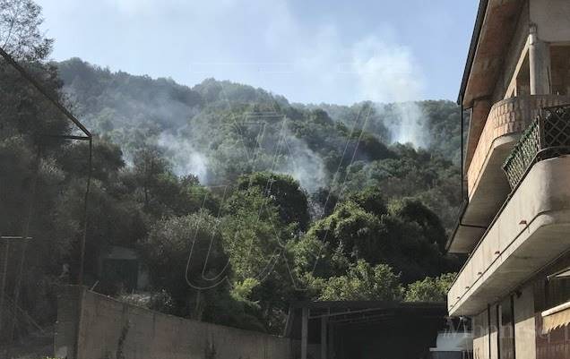 Incendi, scene da “Day after” a Dasà: piromani dietro il rogo che ha insidiato le case (VIDEO)