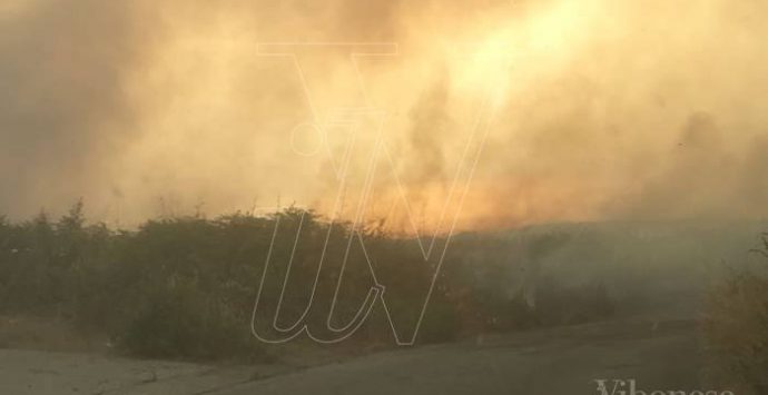 Vasto incendio nel Vibonese, chiesto l’intervento dei mezzi aerei