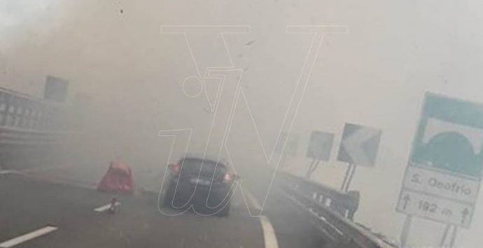 Allarme incendi nel Vibonese, le fiamme lambiscono l’autostrada nei pressi di Sant’Onofrio