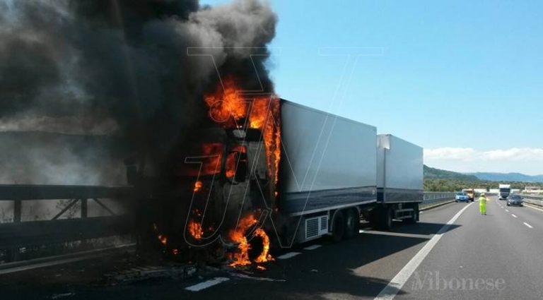 Paura sull’autostrada, Tir in fiamme tra Pizzo e Lamezia (FOTO)