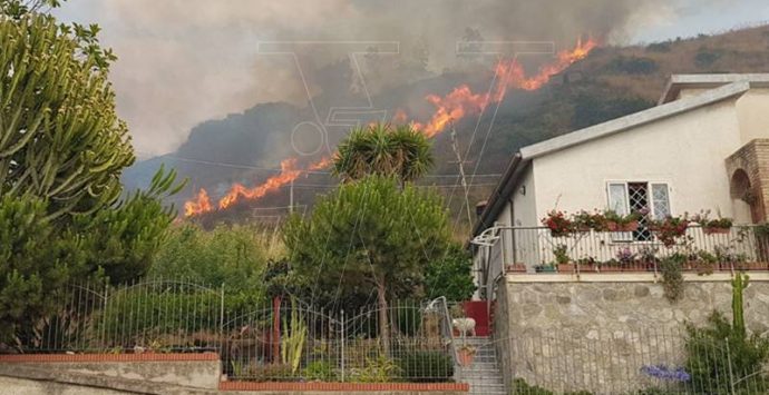 Furioso incendio devasta la collina di Zambrone, evacuate alcune abitazioni (FOTO/VIDEO)