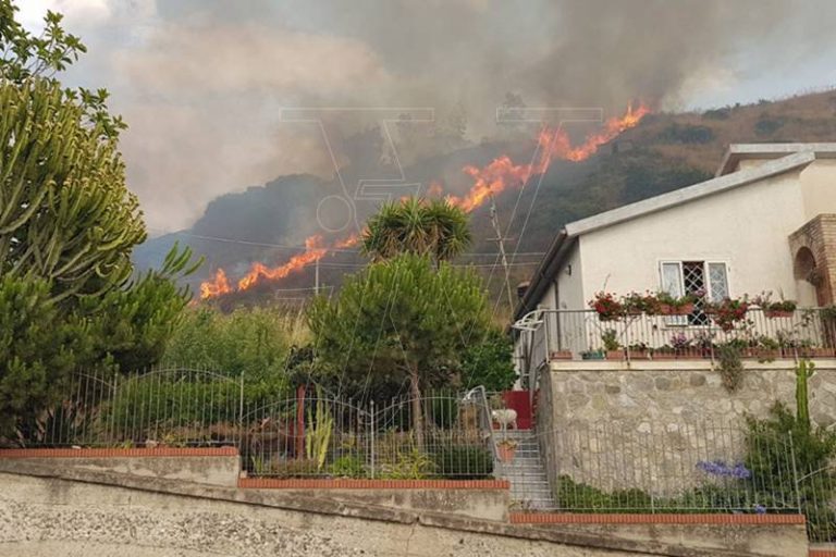 Furioso incendio devasta la collina di Zambrone, evacuate alcune abitazioni (FOTO/VIDEO)