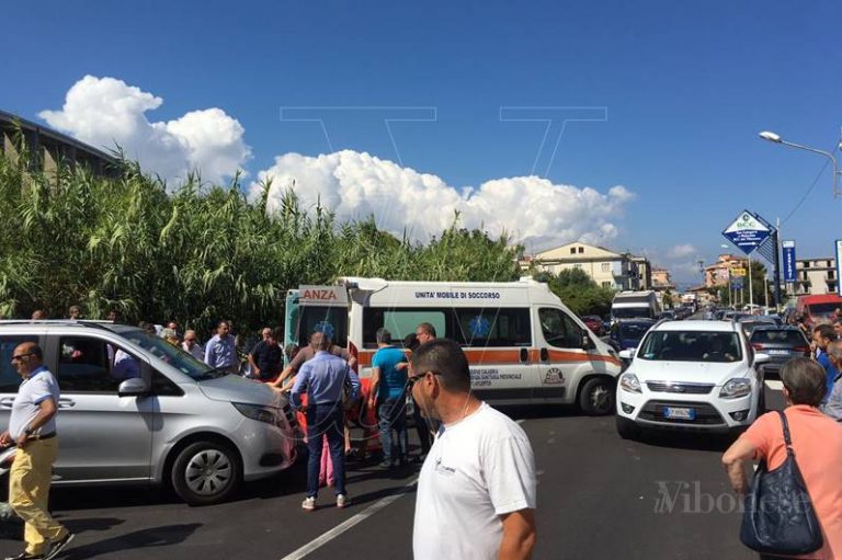 Incidente stradale a Pizzo, scontro tra auto e moto su via Nazionale