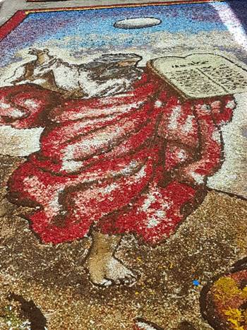 Un grande tappeto di fiori: a Potenzoni torna l’Infiorata -VIDEO