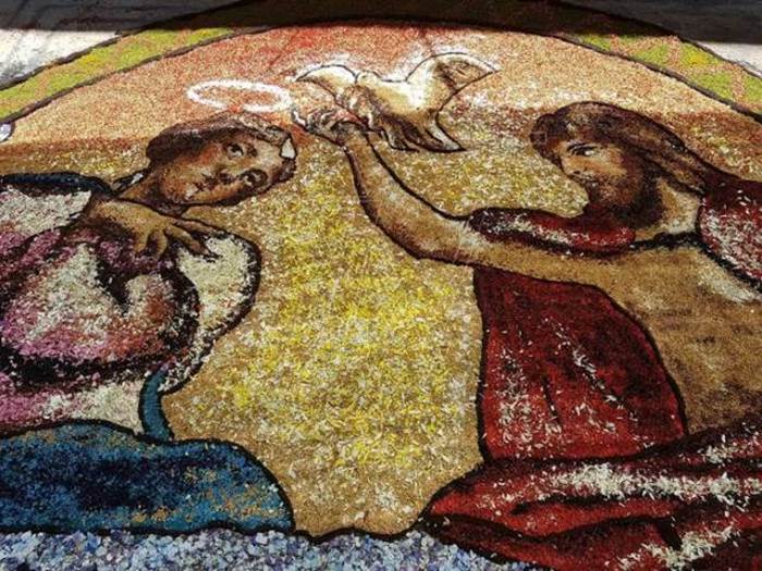 Arte, petali e fede: a Potenzoni si rinnova il rito dell’Infiorata (VIDEO)