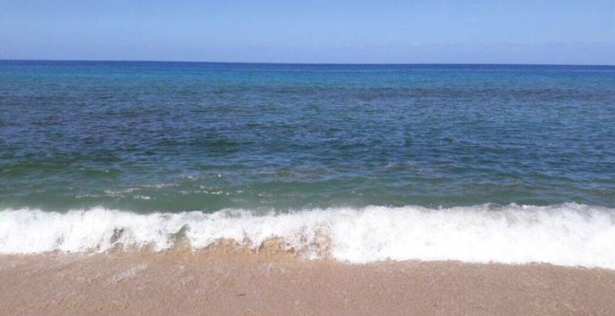 Nel mare di Nicotera torna la “fioritura algale”, l’Arpacal esclude inquinamento fecale