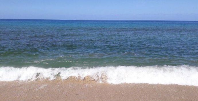 Fioritura algale nel mare di Nicotera, l’Arpacal: «Si indaghi sul fenomeno»