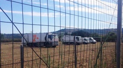 Ricadi-Capo Vaticano: i camion dei rifiuti parcheggiati nel campo sportivo