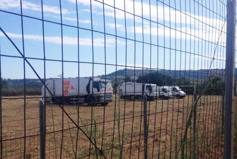 Ricadi-Capo Vaticano: i camion dei rifiuti parcheggiati nel campo sportivo