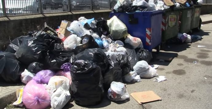 Discarica chiusa, a Vibo è di nuovo emergenza rifiuti (VIDEO)