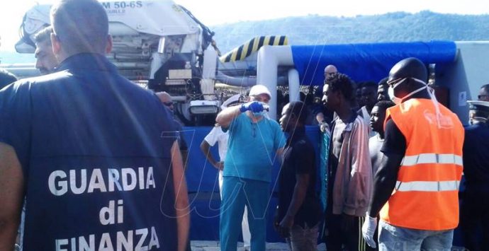 Migranti: in 573 sbarcano al porto di Vibo Marina, ci sono pure due cadaveri (FOTO/VIDEO)