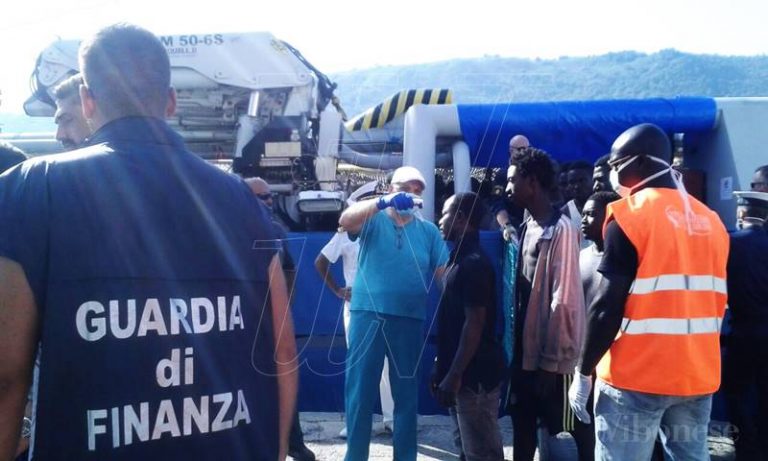 Migranti: in 573 sbarcano al porto di Vibo Marina, ci sono pure due cadaveri (FOTO/VIDEO)