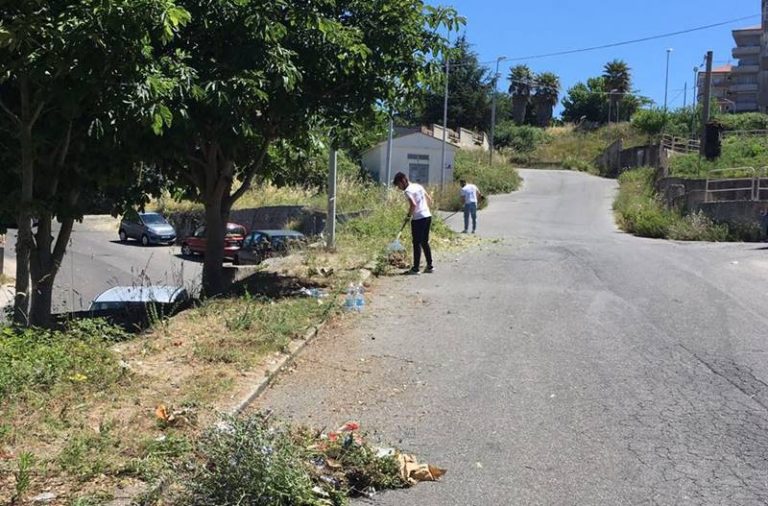 Marciapiedi infestati da erbacce a Vibo, alla pulizia ci pensano i volontari (VIDEO)