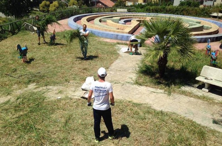 Degrado a Vibo, l’area giochi di viale Accademie vibonesi ripulita dai volontari