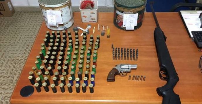 Pistola e munizioni a casa sotto il cuscino, un arresto a Nicotera (NOME)