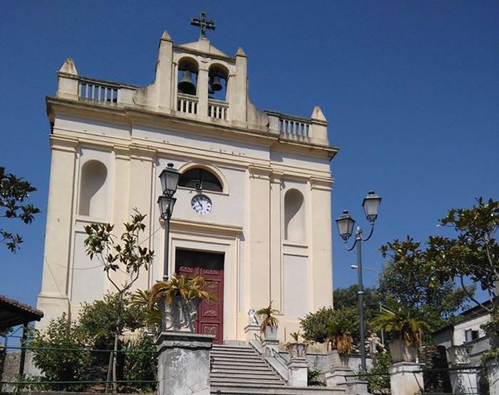 Arzona, fedeli contro il parroco: «Quel prete non ci piace più» (VIDEO)