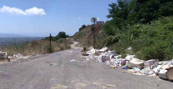 Degrado a Vibo: rifiuti abbandonati e sterpaglie alle porte della città (VIDEO)