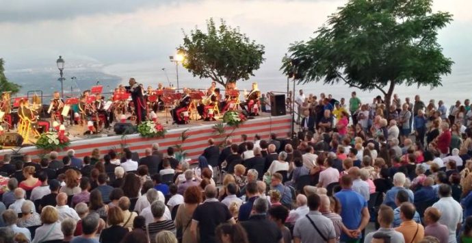 Nicotera, la Fanfara dei Carabinieri si esibisce nella “piazza dell’elicottero” (VIDEO)